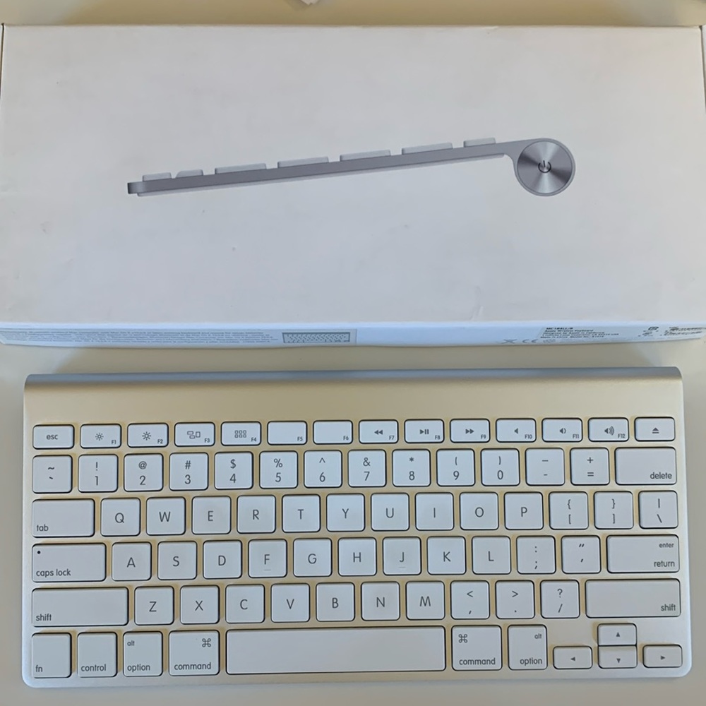 Apple Wireless Keyboard (Model No. A1314)